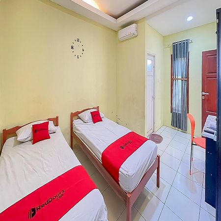 Отель Reddoorz At Wahidin Street Чиребон Экстерьер фото