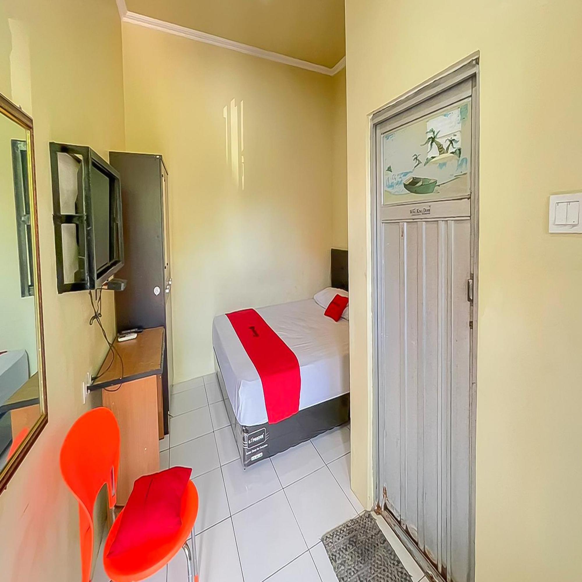 Отель Reddoorz At Wahidin Street Чиребон Экстерьер фото
