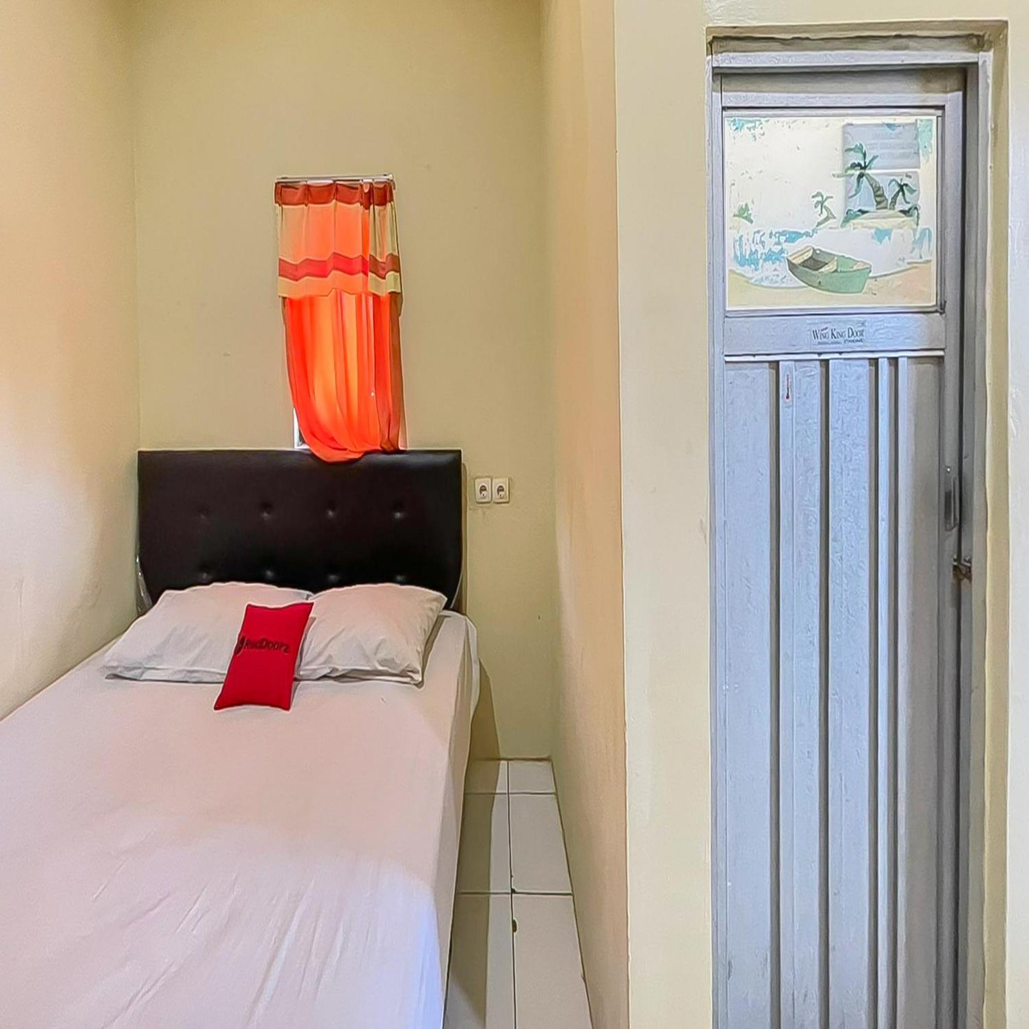 Отель Reddoorz At Wahidin Street Чиребон Экстерьер фото