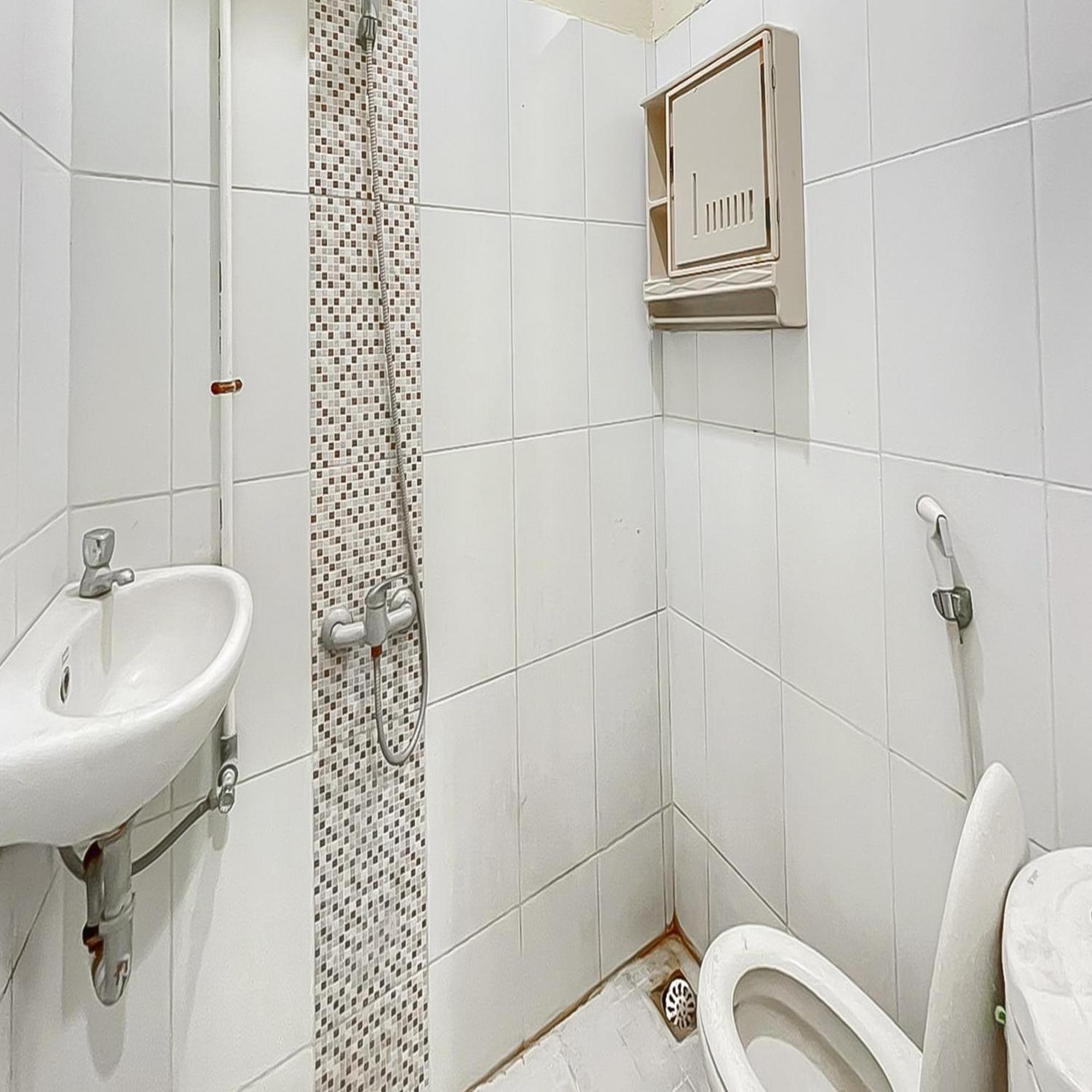 Отель Reddoorz At Wahidin Street Чиребон Экстерьер фото